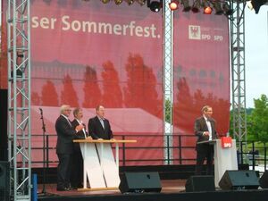 Der SPD-Landesvorsitzende Matthias Platzeck spricht zu den Besucherinnen und Besuchern (Foto: Ingrid Riebl)