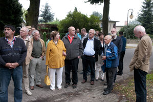 Teilnehmer des Sommerfestes beim Rundgang durch Altfriedland (Foto: Klemens Urban)