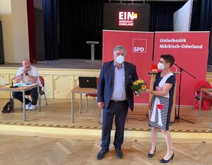 Simona Koß gratuliert Gernot Schmidt zur Wahl. Foto: Andre Lossin