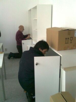 Peter Müller und Thomas Berendt beim Aufbau der Möbel